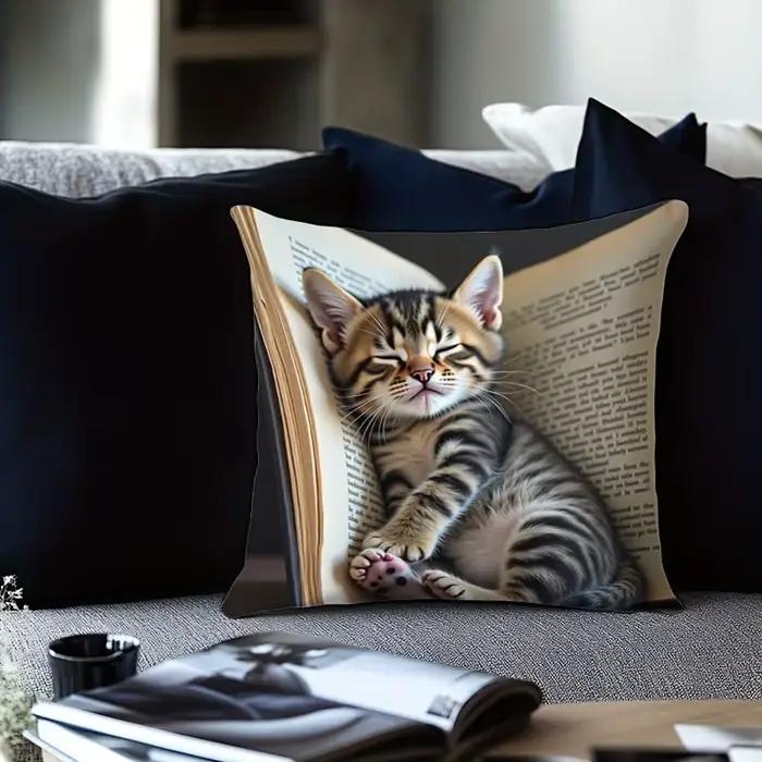 Cuddle Up avec notre adorable taie d'oreiller dans le livre chaton! Housse de coussin de canapé, déc
