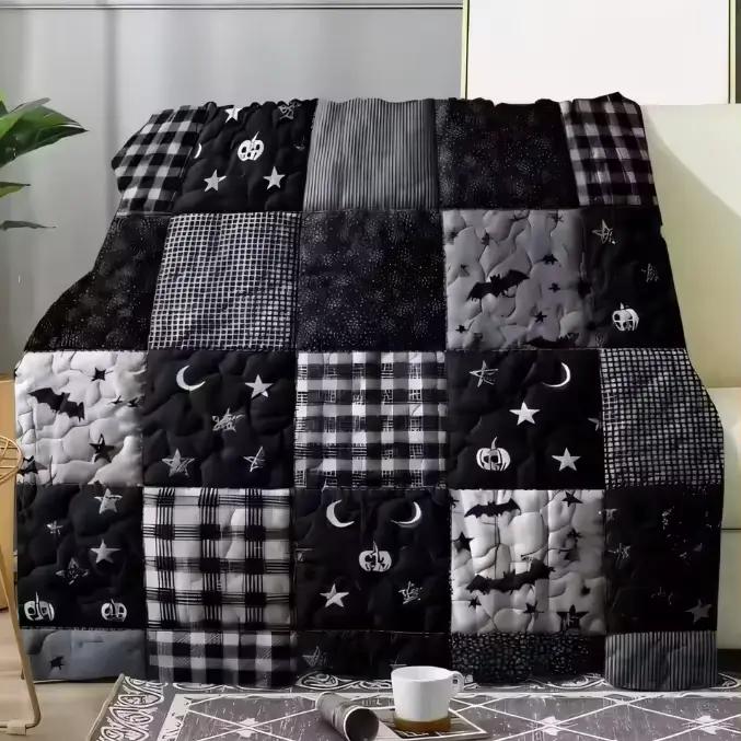 Couverture confortable en patchwork noir et blanc à motifs géométriques, y compris des carreaux, des