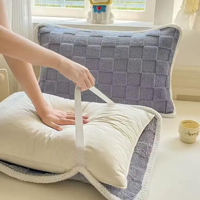 2 pièces d'accessoires de lit, taies d'oreiller en polaire corail jacquard à grille, avec sangle éla