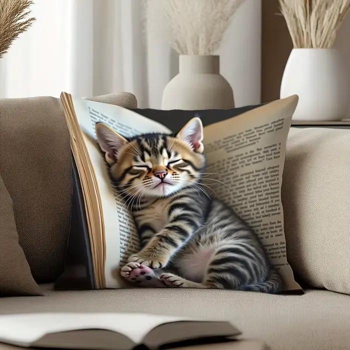 Cuddle Up avec notre adorable taie d'oreiller dans le livre chaton! Housse de coussin de canapé, décoration de dortoir de chambre à coucher, impression 2D