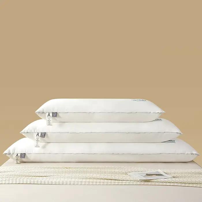 Coussin long blanc avec garnissage doux pour le cou et le corps