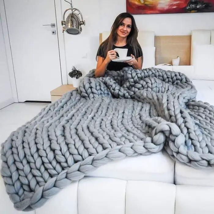 Couverture en tricot épais faite à la main