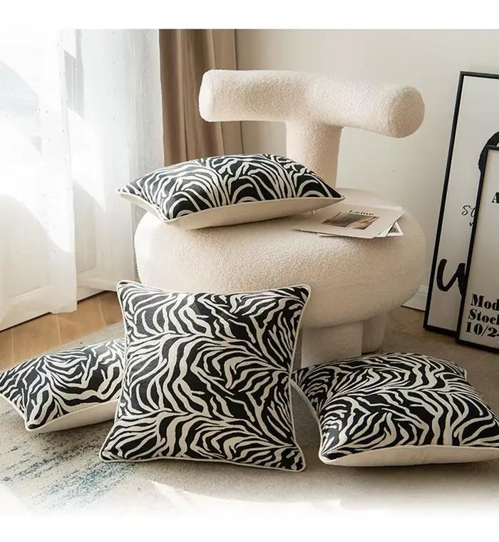 Lot de 2 taies d'oreiller jacquard à motif zèbre, avec ligne argentée tissée, en velours noir et blanc, housses de coussin modernes de luxe