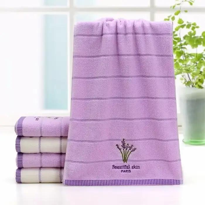 Serviette de Bain en Coton Brodé Lavande