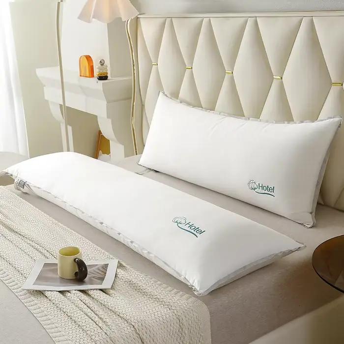 Coussin long blanc avec garnissage doux pour le cou et le corps