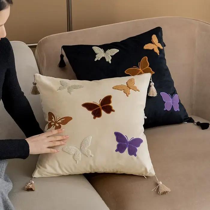 Housse de coussin carrée en velours brodée de papillons