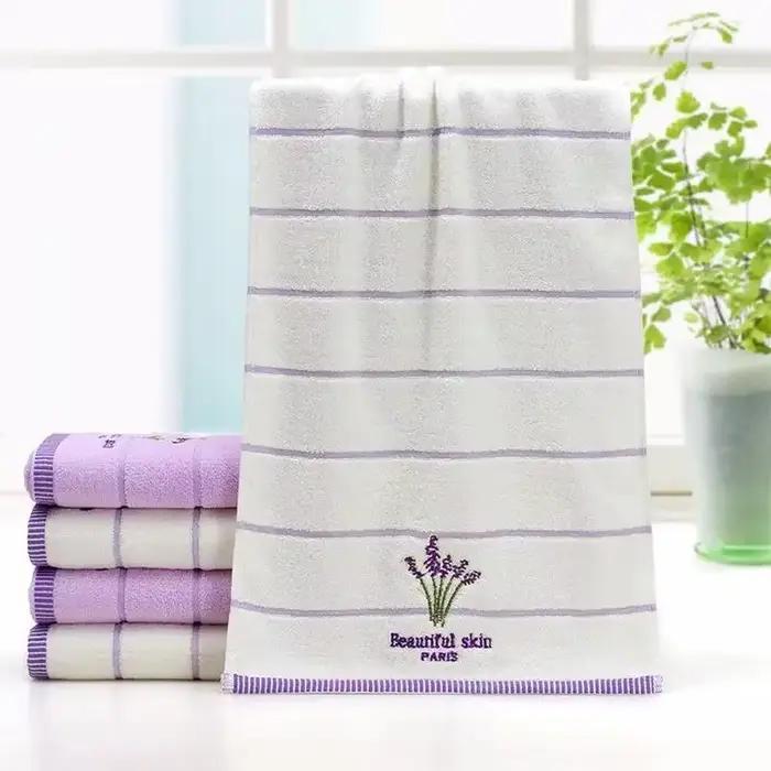 Serviette de Bain en Coton Brodé Lavande