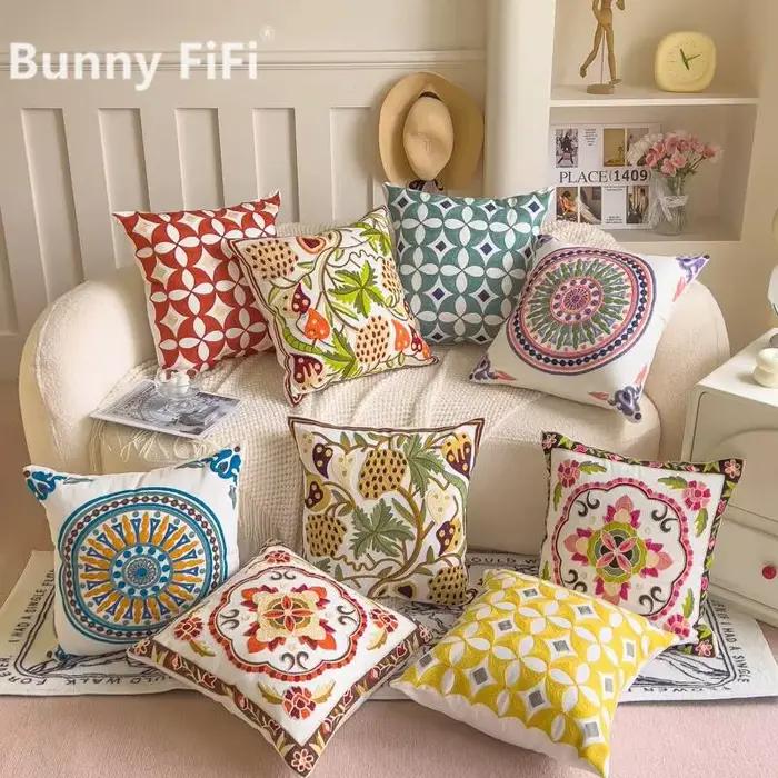 Housse de coussin brodée à motif floral