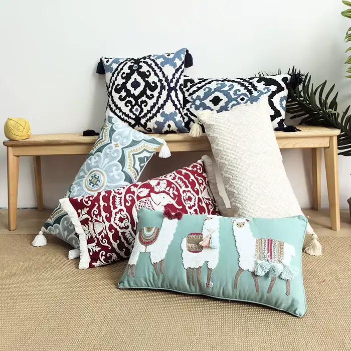 Juste de coussin florale brodée style bohème