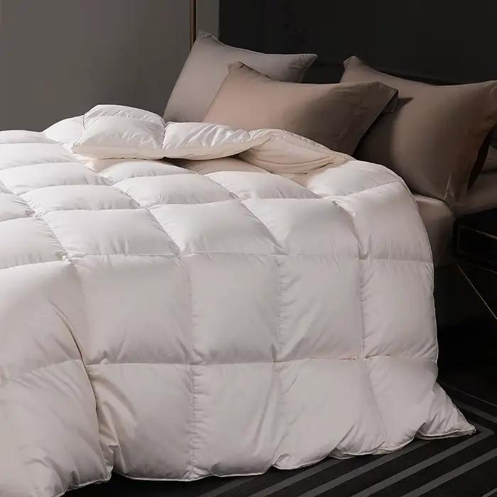 Couette luxueuse en duvet d'oie avec bord doré