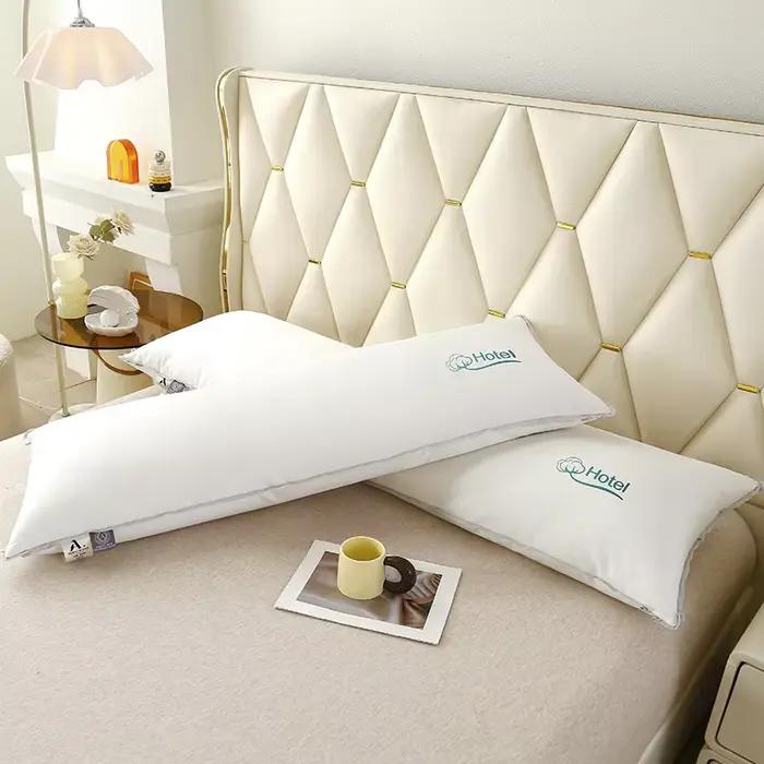 Coussin long blanc avec garnissage doux pour le cou et le corps