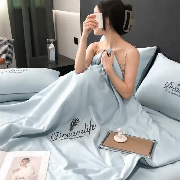 Couette d'été en fausse soie brodée