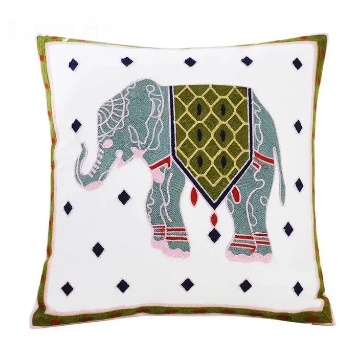 Housse de coussin brodée à motif floral