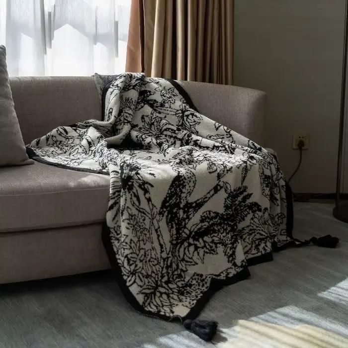 Couverture tricotée noir et blanc pour canapé