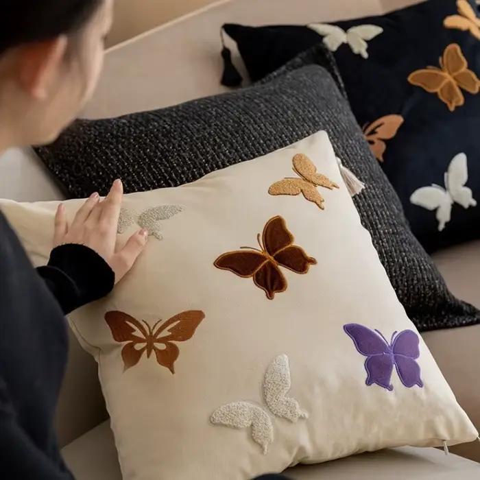 Housse de coussin carrée en velours brodée de papillons