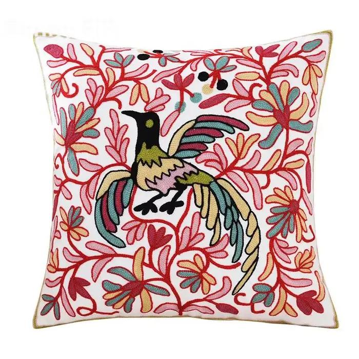 Housse de coussin brodée à motif floral