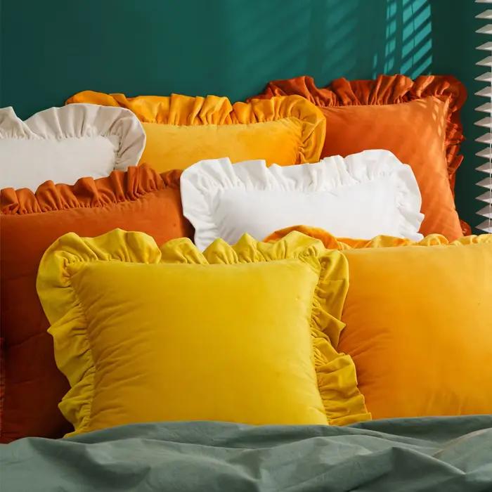 Housse de coussin en velours à volants