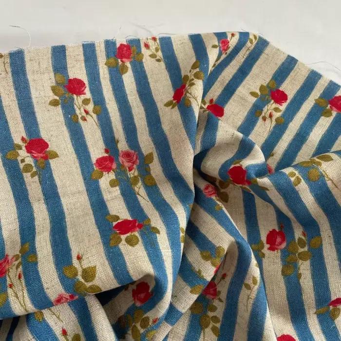 Tissu en coton et lin imprimé roses rouges et rayures bleues rétro pour robe ou chemisier, tissu fait main pour bricolage