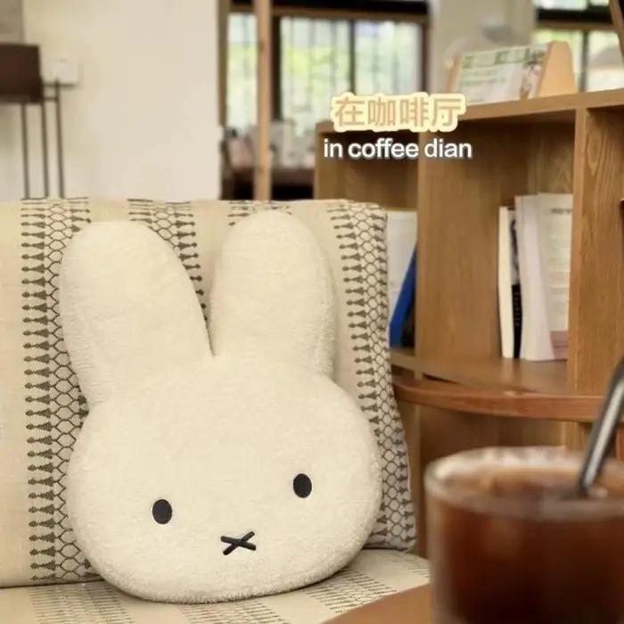 Offre Spéciale : Peluche Miffy aux yeux noirs, adorable poupée, coussin de lit Kawaii, coussin de canapé doux et confortable, cadeau pour fille et garçon