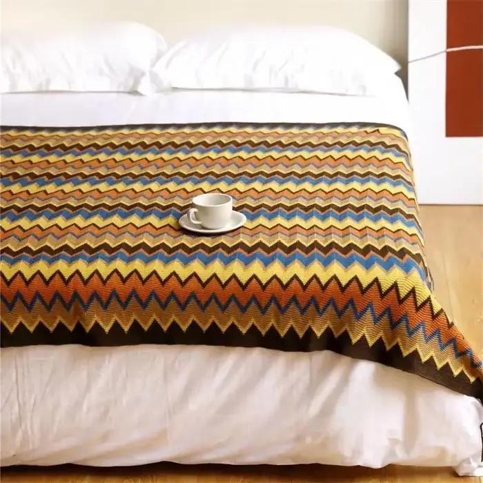 Couverture tricotée à la main avec pompons