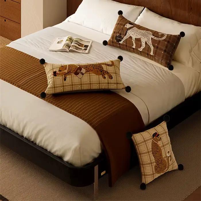 Housses de coussin rectangulaires en velours confortable avec pompon léopard