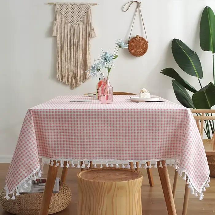 Petite nappe fraîche à carreaux nordique avec ourlet en dentelle