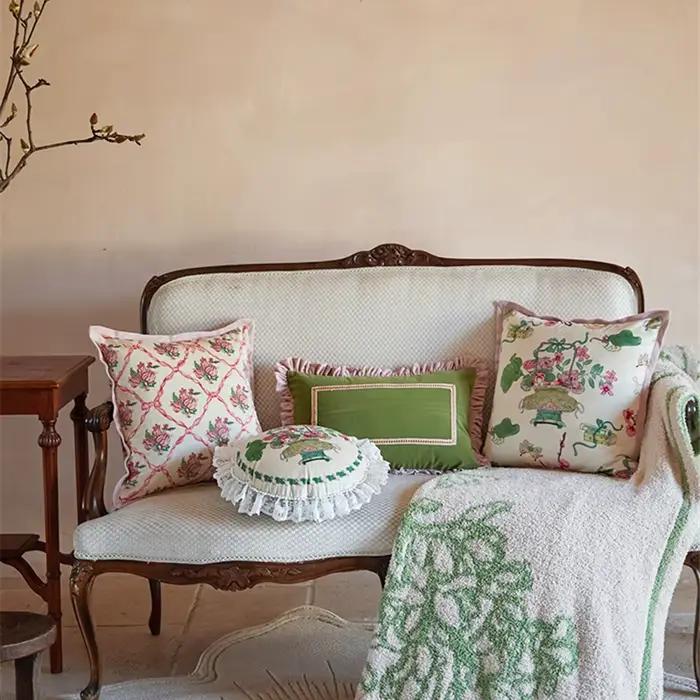 Juste de coussin en dentelle perlée