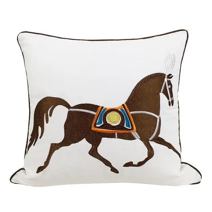 Housse de coussin brodée
