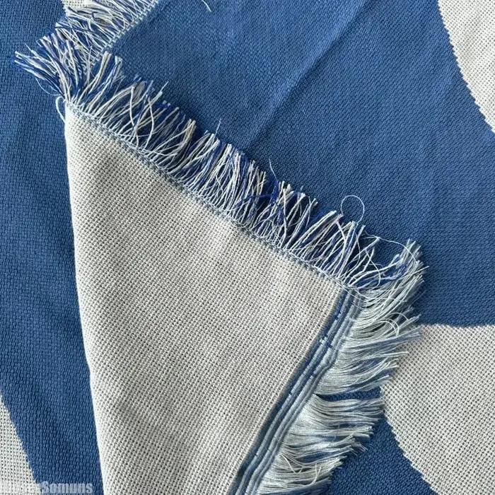 Couverture de canapé décontractée bleue avec glands
