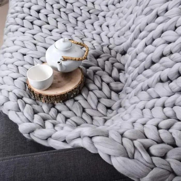 Couverture en chenille en tricot épais faite à la main