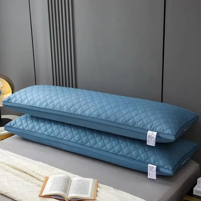 Coussin long bleu pour la maison